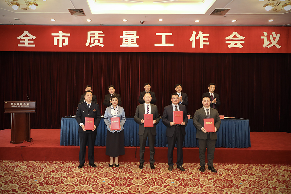 2开云在线手机入口集团创始人、董事长单俊伟(右二)上台领奖.jpg